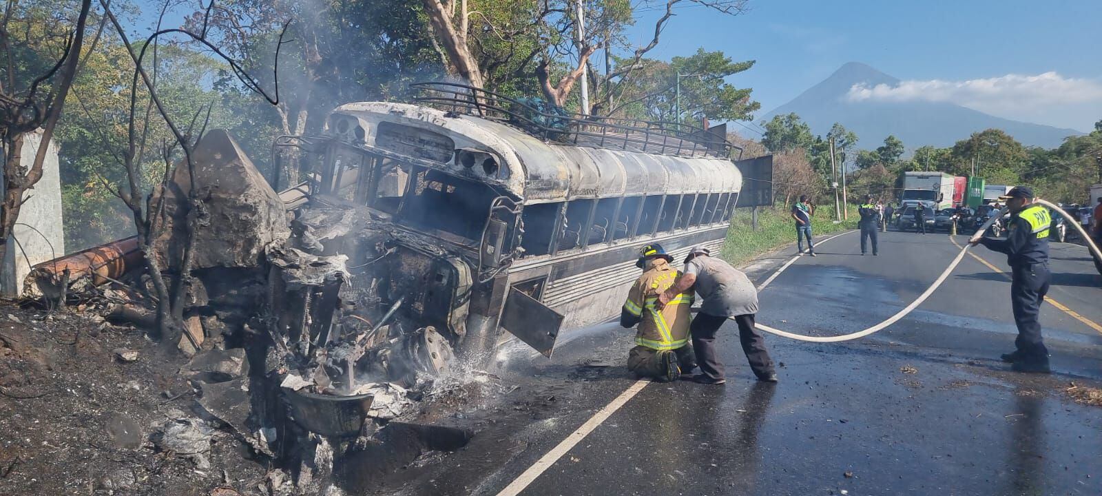 Autobús de Transportes Esmeralda arde en llamas, no se reportan heridos –  Publinews