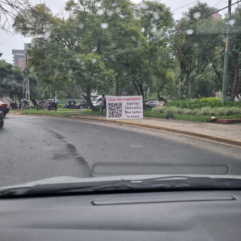 Cartel con mensaje de infedelidad aparece en varios puntos de la ciudad.