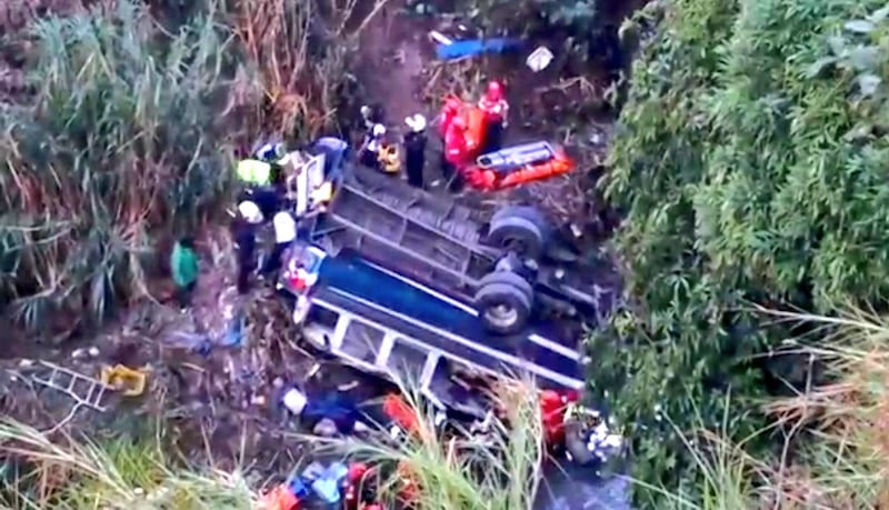 Autobús cae a barranco debajo del puente Belice