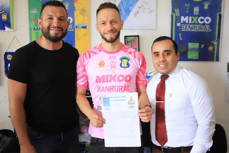 Ahora los papeles deportivos de Kevin Moscoso le pertenecen al Deportivo Mixco.