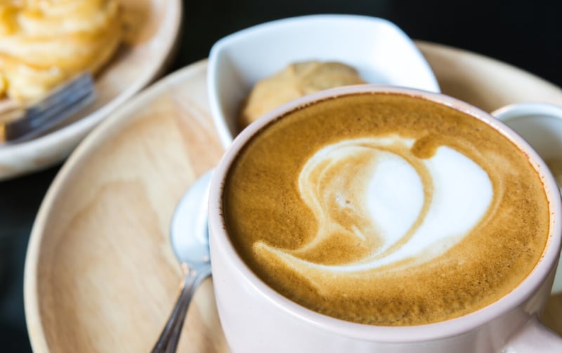 Primer plano de café sabroso por la mañana