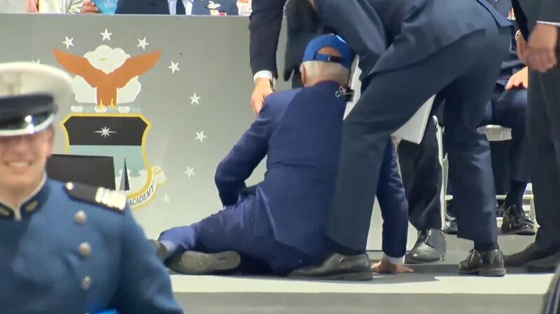 Joe Biden se cae durante evento oficial