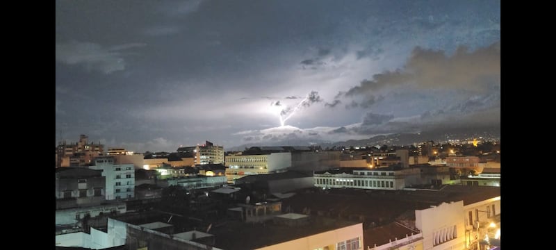 Captan a ovni durante tormenta eléctrica en zona 1 de Guatemala.