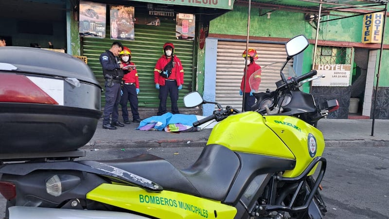 Sicarios a bordo de una motocicleta se le acercaron y sin mediar palabra le dispararon.