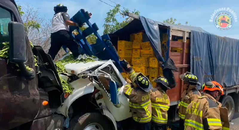 Bomberos lloran al encontrar un objeto sobre piloto que muere en accidente