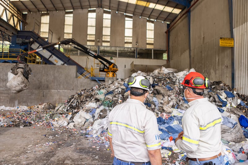 El coprocesamiento contribuye a la economía circular al utilizar un combustible alternativo creado a base de residuos y reciclar minerales para otros procesos productivos, como en la producción de cemento.