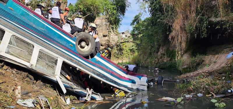 Un autobús cae a un barranco debajo del puente Belice en la ciudad de Guatemala. Foto: CVB