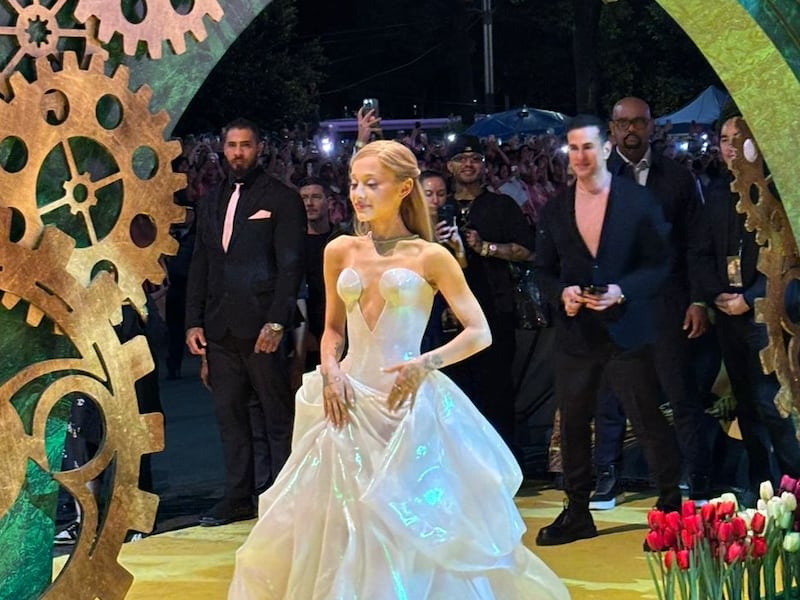 Ariana Grande llegó a la alfombra amarilla de Wicked luciendo espectacular .