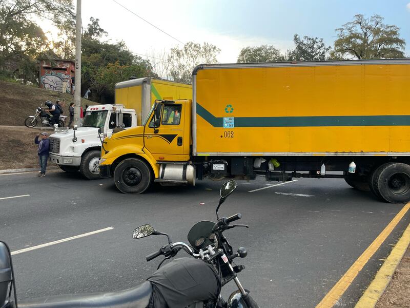 Recolectores de basura paralizaron la ciudad de Guatemala.