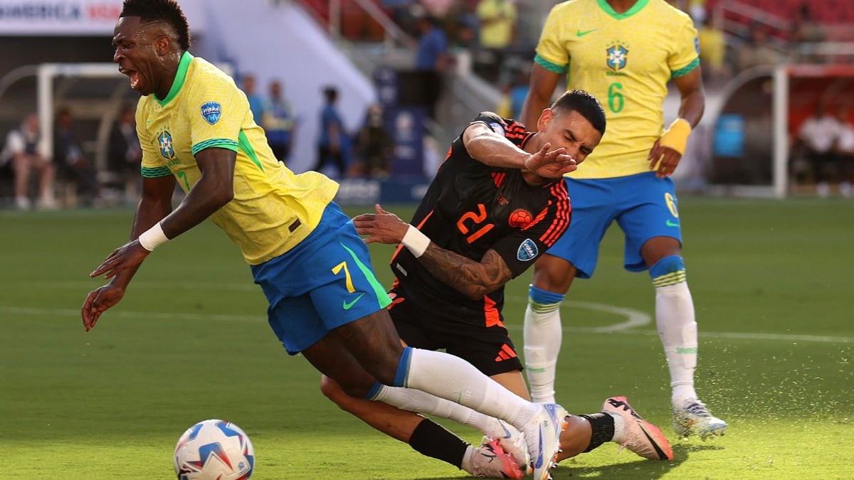 La Conmebol reconoció que el VAR falló en el momento de revisar la jugada donde Vinícius fue derribado dentro del área de Colombia.