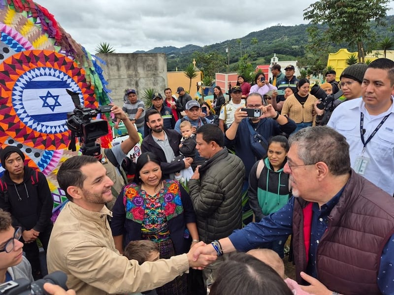 El embajador de Israel, Alon Lavi, saludó al presidente Bernardo Arévalo en la actividad cultural.