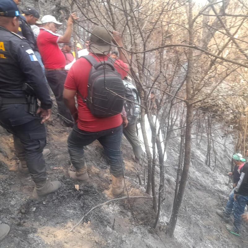 Bomberos Voluntarios, Municipales Departamentales y vecinos, trabajaron por varias horas para rescatar el cuerpo de las profundidades.