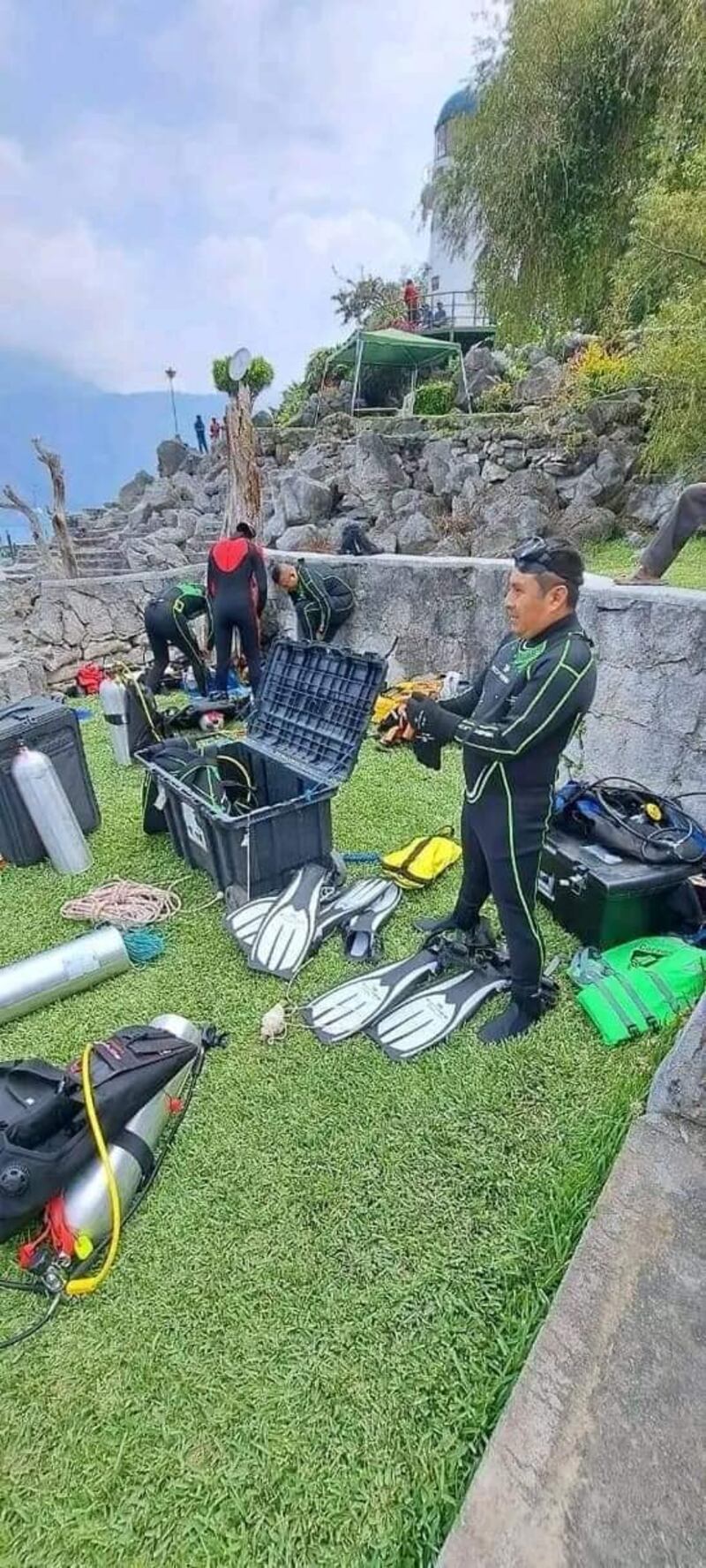 Lamentable lo que le pasa a un rescatista luego de recuperar cuerpo de hombre ahogado en Atitlán