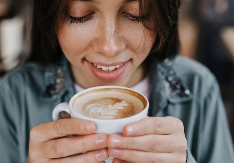 Joven disfrutando de una taza de café.