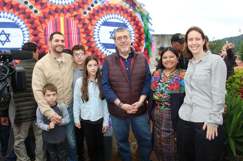 El embajador de Israel, Alon Lavi, saludó al presidente Bernardo Arévalo en la actividad cultural.