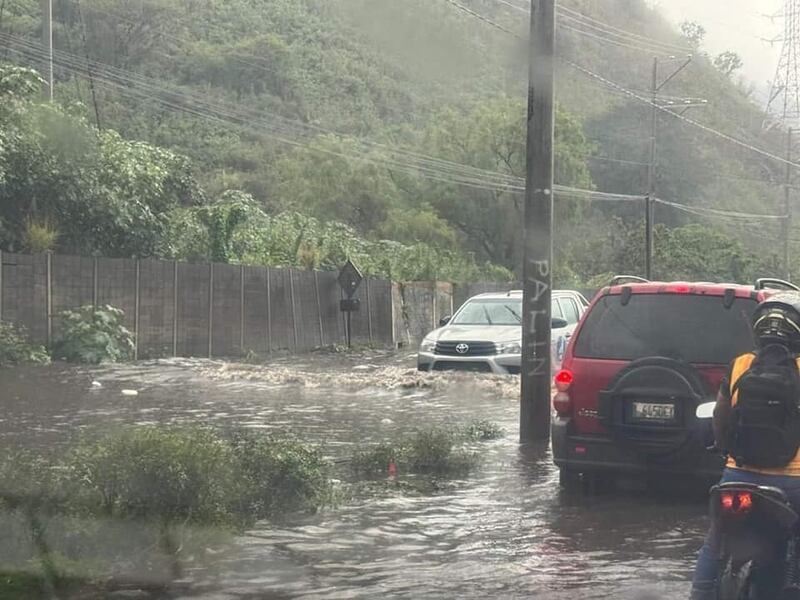 Tránsito complicado en el sector, por carriles inundados.