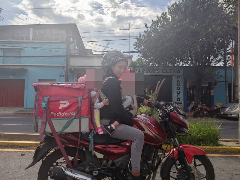 Foto de una mujer conduciendo con dos bebés.