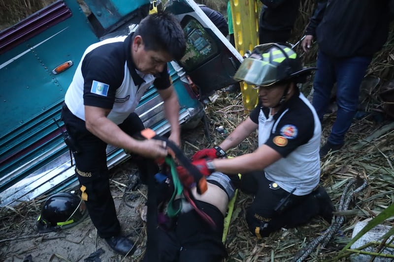 Autobús cae a barranco debajo del puente Belice