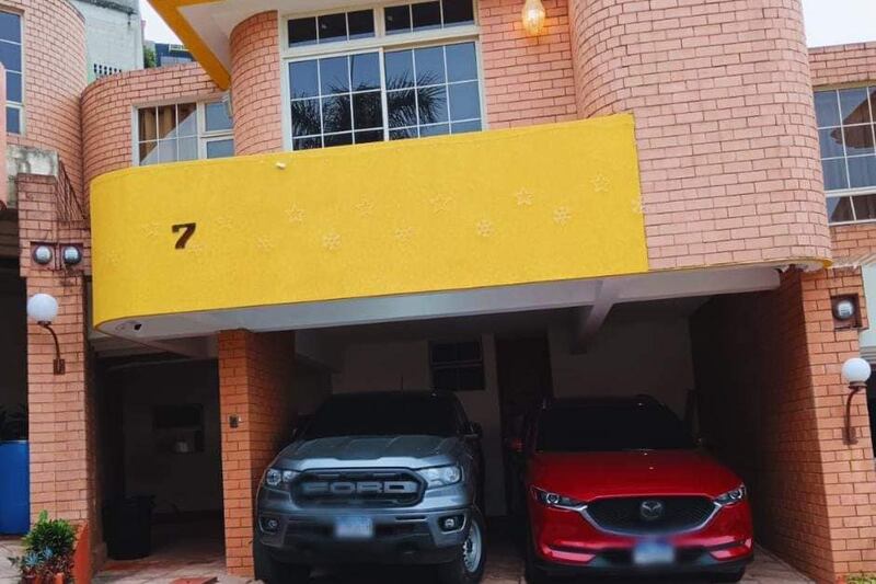 La Fiscalía localizó carros lujosos en la residencia.