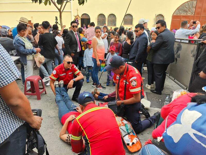 ¡Devotos se desmayan en procesión de Jesús Nazareno del Consuelo! Foto: Ernesto Cristales.