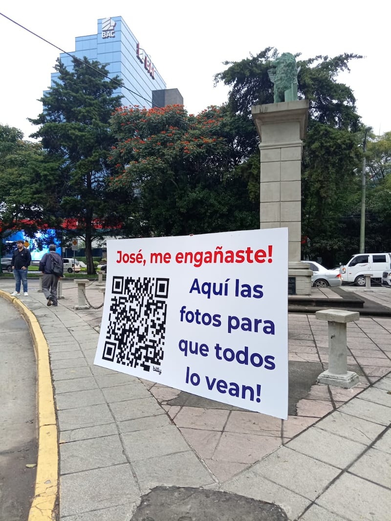 Cartel con mensaje de infedelidad aparece en varios puntos de la ciudad.