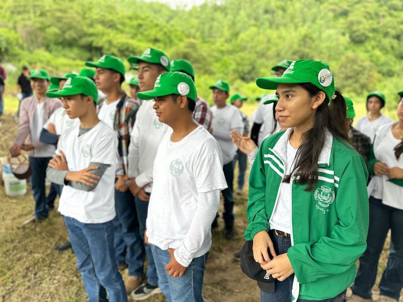 Voluntarios sembraron los árboles de mezquite en el corredor seco de Sanarate, El Progreso.