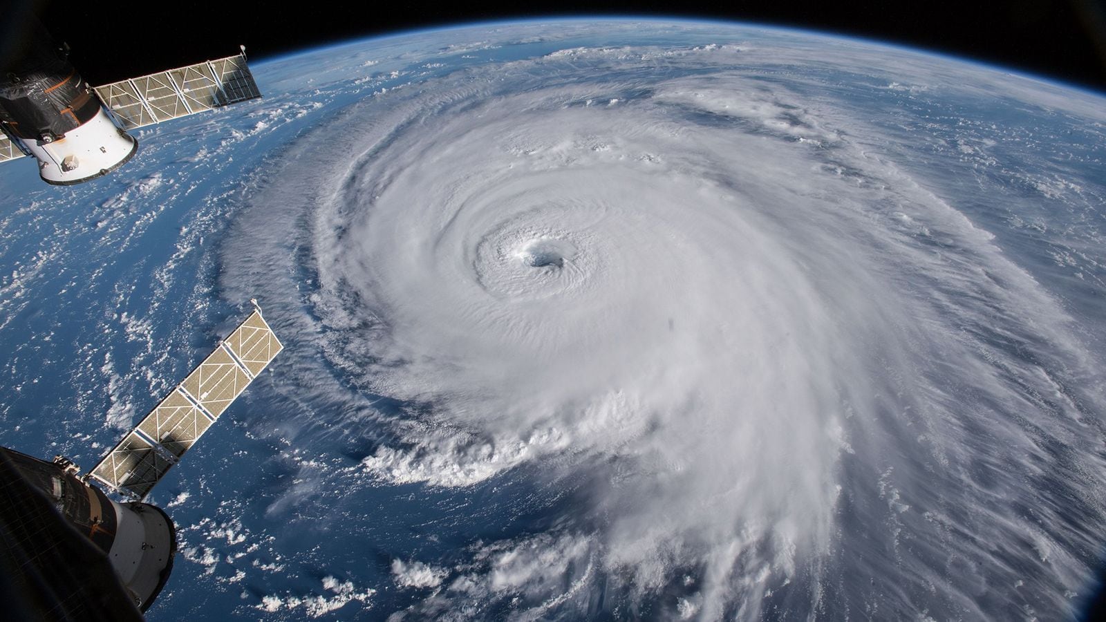 El CNH pidió estar pendientes a la trayectoria del huracán.