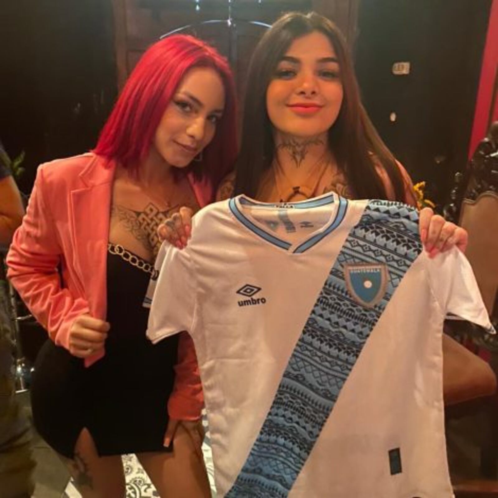 Kaeelen García sorprende a Karely Ruiz con la camisola de la Selección ...