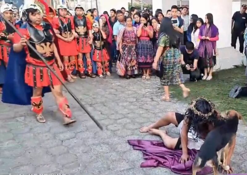 Perrito consuela a "Jesús" durante una dramatización en Sumpango, Sacatepéquez