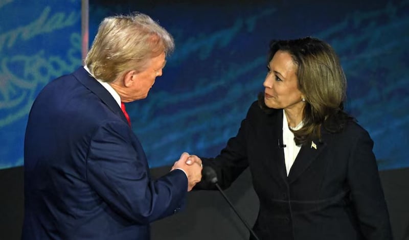 La vicepresidenta y candidata presidencial demócrata Kamala Harris (derecha) estrecha la mano del expresidente y candidato presidencial republicano Donald Trump durante el debate. | Foto: Saul Loeb/AFP vía Getty Images