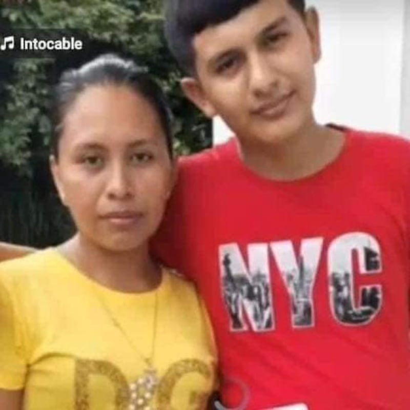 Madre e hijo fueron acribillados.