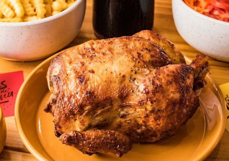 Pollo en brasa, el plato icónico de la cocina peruana.