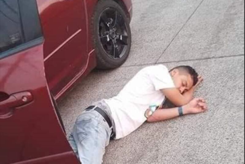 Escuintla: Joven que se vuelve viral por quedarse dormido en plena calle