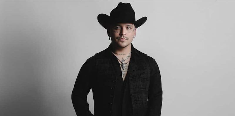 Christian Nodal derrite corazones con su nuevo look ¿Qué te parece?