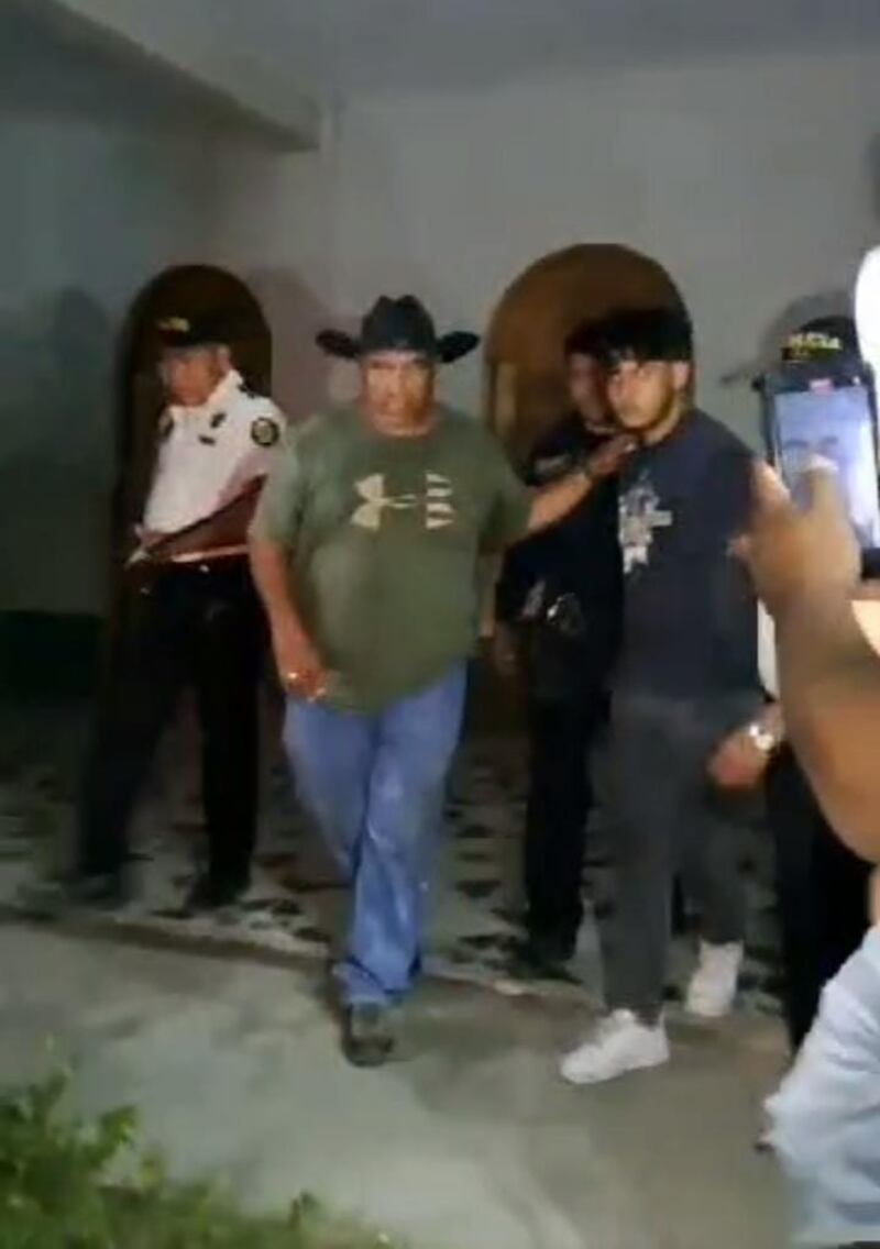 Luego de que una banda de criminales asaltara una joyería, pobladores los persiguieron, capturaron e hicieron que confesaran quienes eran sus cómplices. De acuerdo con el DPI, los detenidos son originarios de Mixco.