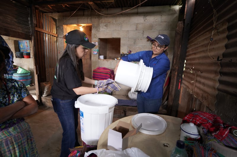 Los voluntarios también instalaron filtros purificadores de agua.