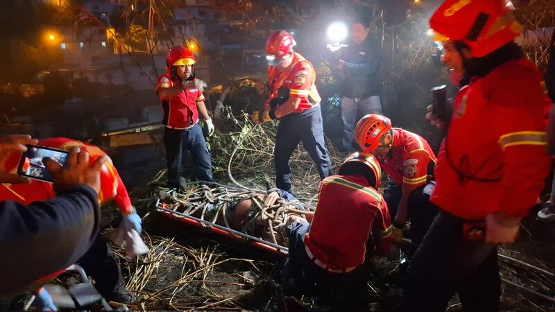 Autobús cae a barranco debajo del puente Belice