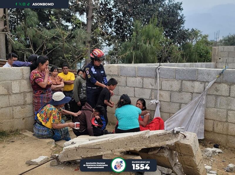 Niña muere tras caerle una pared en Tecpán, Cimaltenango. Fotos: Redes sociales.