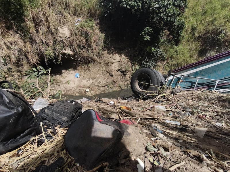 Autobús cayó al barranco debajo del puente Belice. Foto: Mónica Duarte