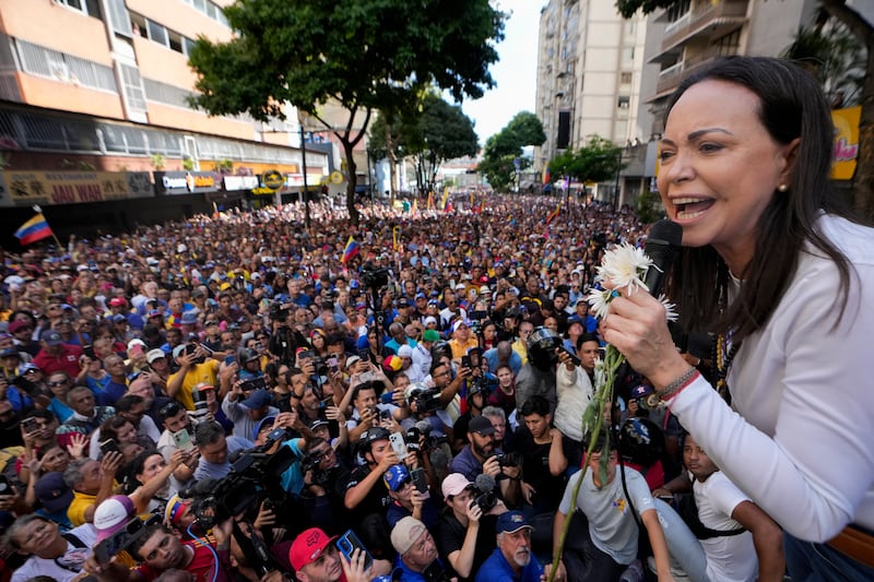 La líder opositora María Corina Machado se dirige a sus partidarios durante una protesta contra el presidente Nicolás Maduro el día antes de su investidura para un tercer mandato en Caracas, Venezuela, el jueves 9 de enero de 2025.