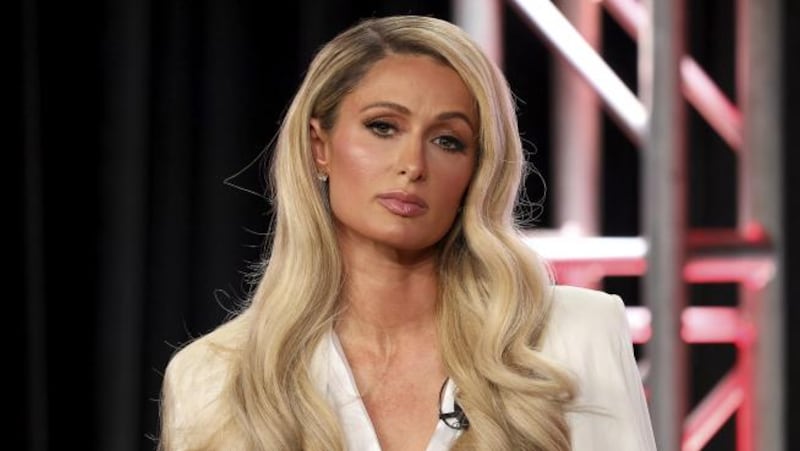 Paris Hilton deleitó en desfile de moda con sus piernas pero su caminar causó risas