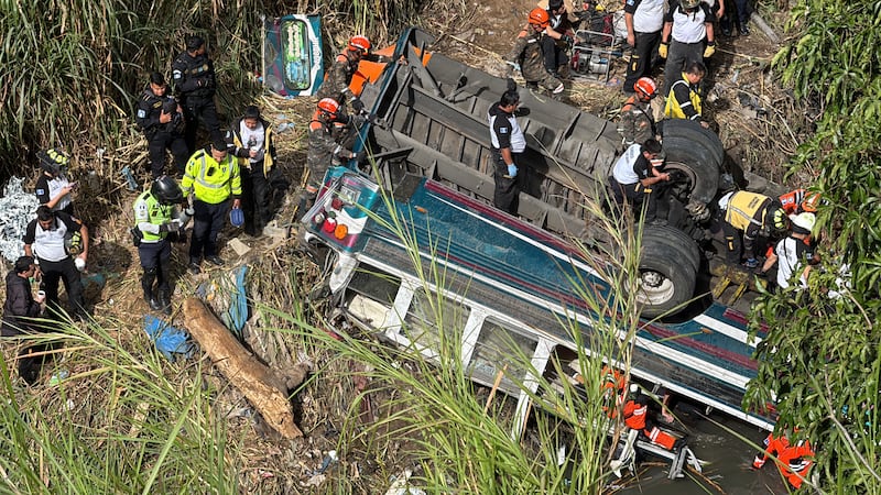 Así quedó el autobús debajo del puente Belice. Foto: Juan Carlos Chávez.