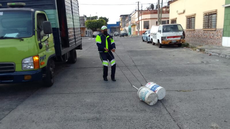 La comuna retira obstáculos en la vía pública. Foto: Municipalidad de Guatemala.