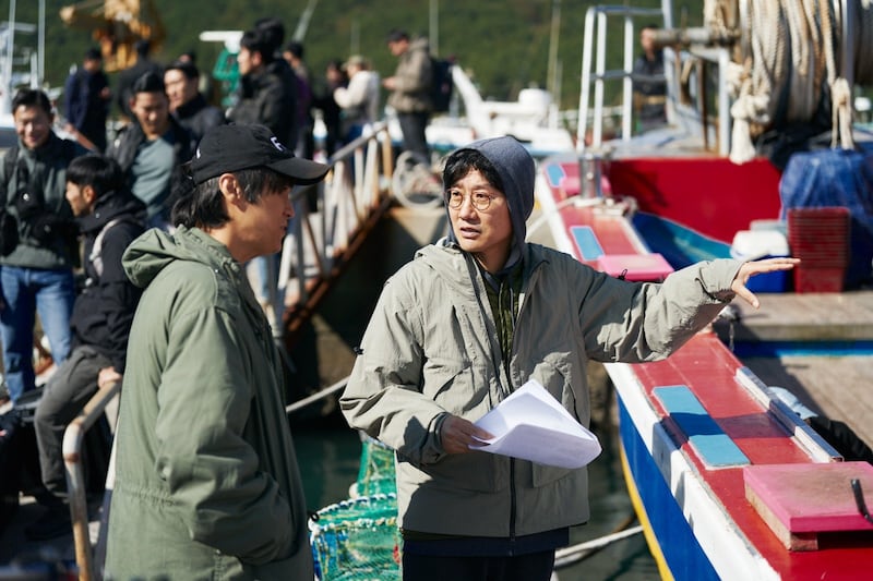 Ambientada en escenarios inquietantes pero fascinantes de Corea del Sur, 'El Juego del Calamar' no solamente narra una historia desgarradora de supervivencia y moralidad, sino que también destaca los paisajes y la arquitectura deslumbrante del país.