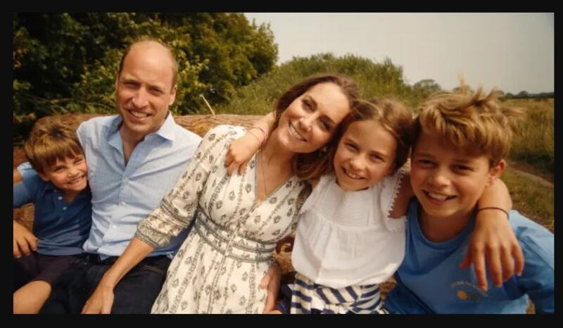 Kate, Princesa de Gales y el Príncipe William con sus hijos, el Príncipe George, a la derecha, la Princesa Charlotte y el Príncipe Louis, a la izquierda. | Foto: AP