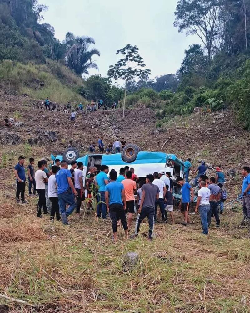 Bus cae a un barranco en San Luis Petén