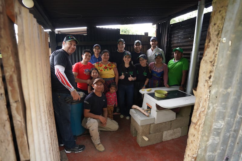 La iniciativa tuvo como objetivo la instalación de estufas ahorradoras de leña.