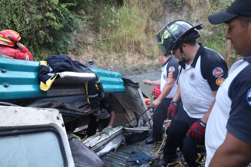 Autobús cae a barranco debajo del puente Belice